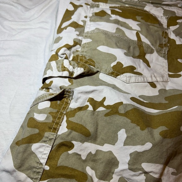 Levi's Green and Tan Cargo Shorts - Picture 7 of 8